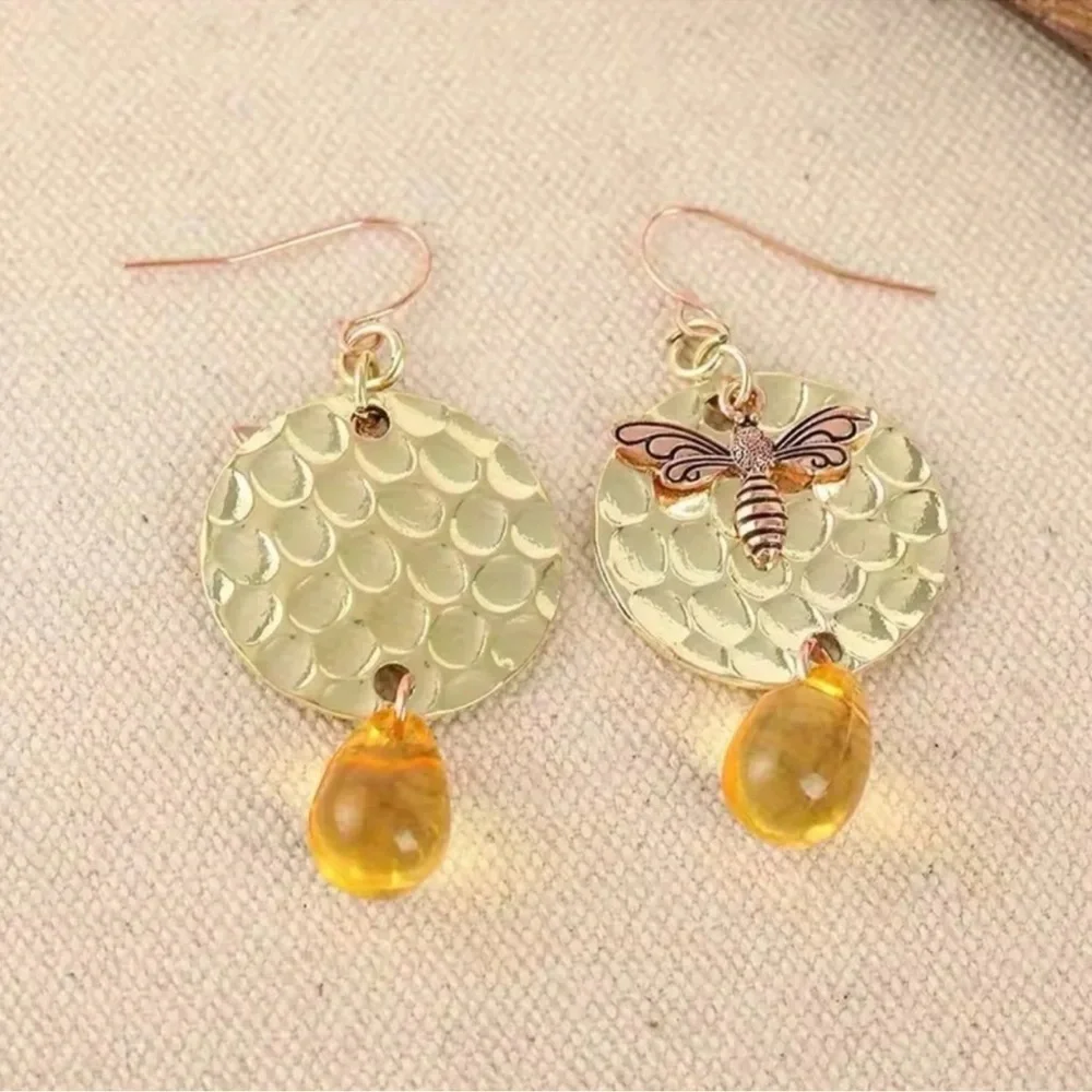 Vintage Gothic Copper Bumble Bee Earrings - Picture 3 of 10